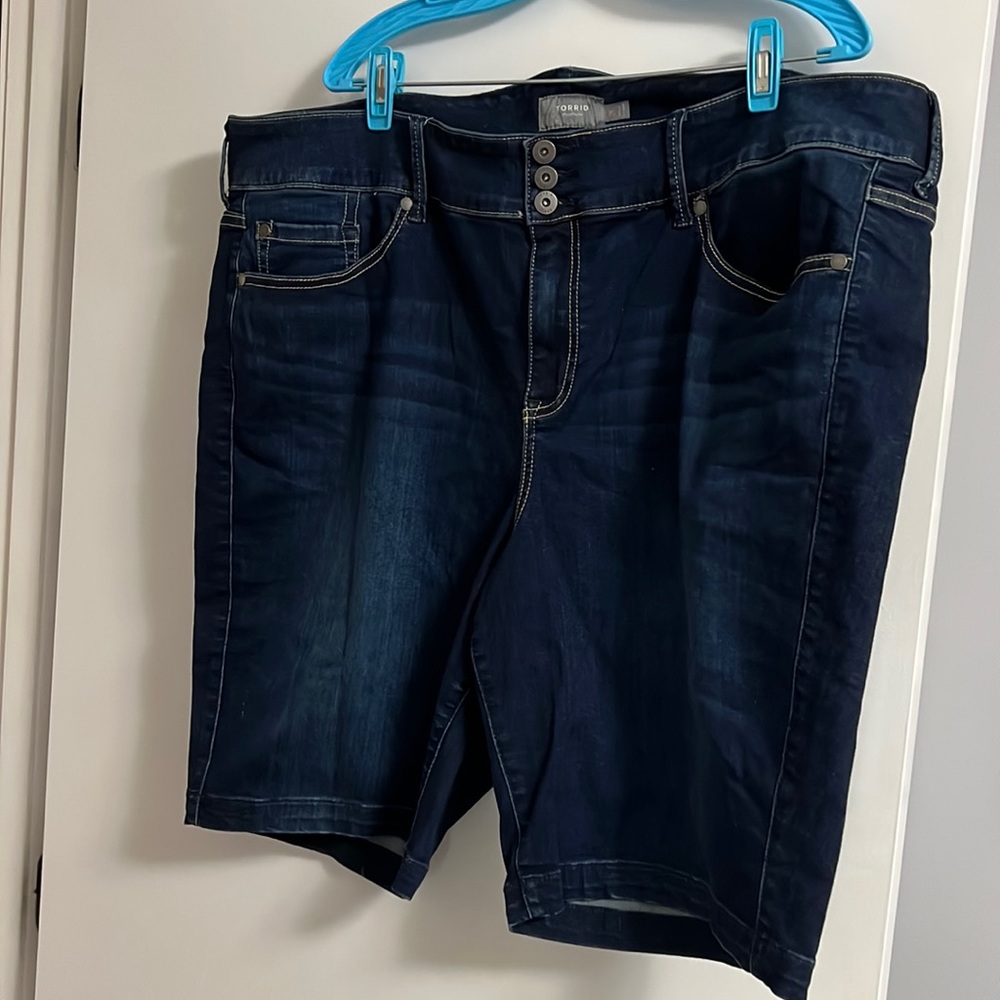 Torrid dark wash shorts size 26